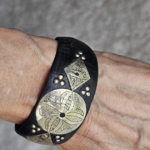 Hand carved bone bracelet with hand hammered etched silver on-lays Artis… - Picture 9 of 17